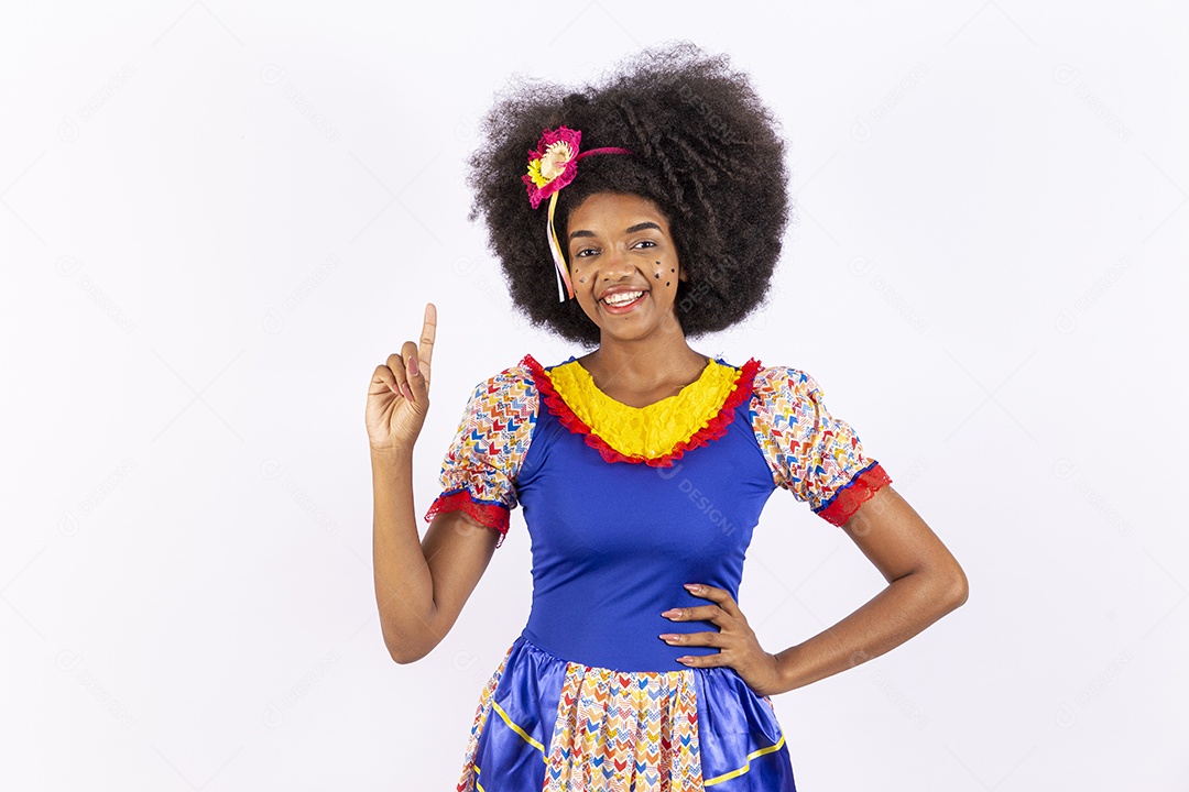 Linda mulher negra sorridente com trajes de festa junina