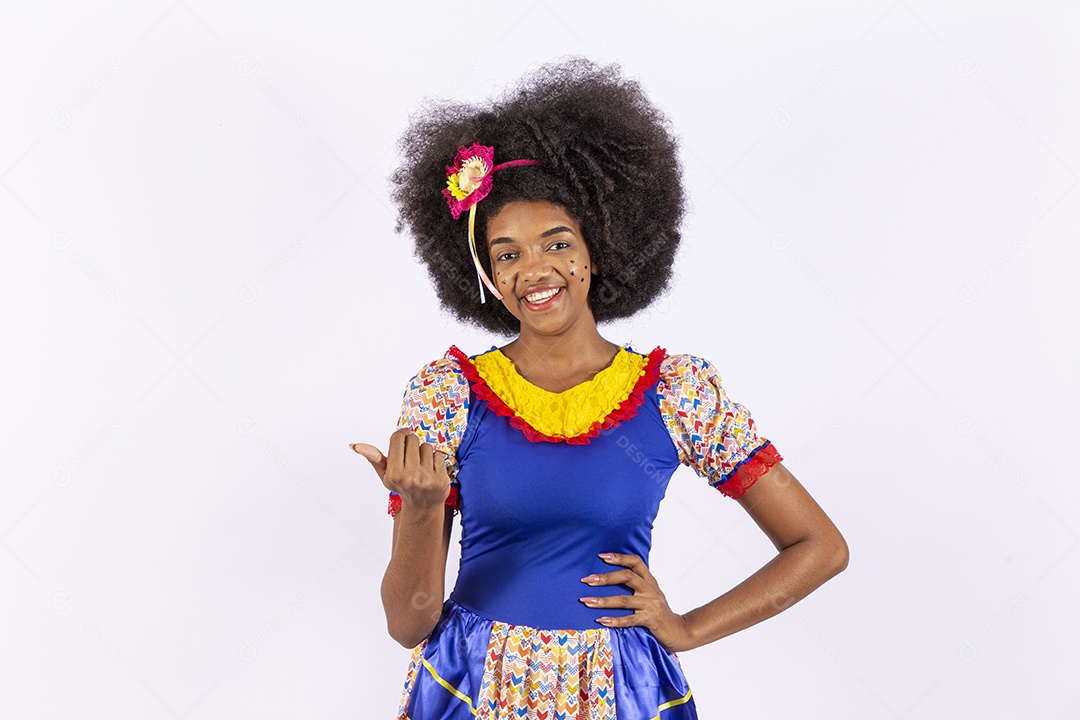 Linda mulher negra sorridente com trajes de festa junina