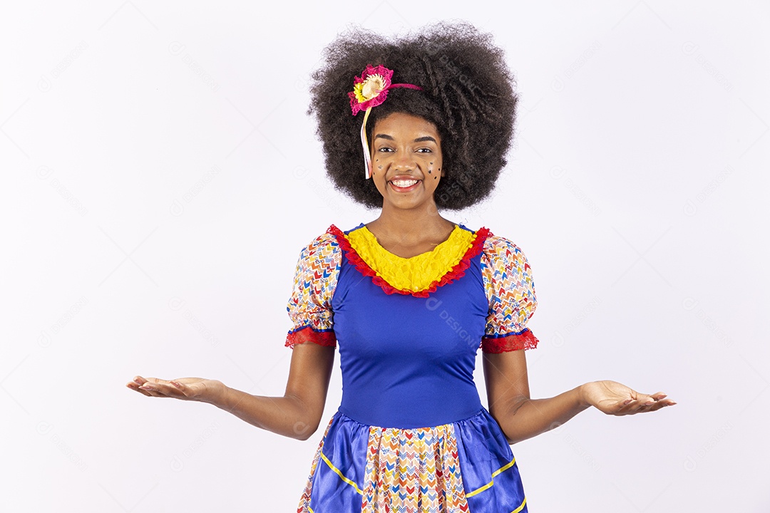 Linda mulher negra sorridente com trajes de festa junina