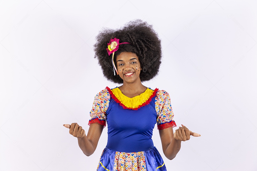 Linda mulher negra com vestido de festa junina