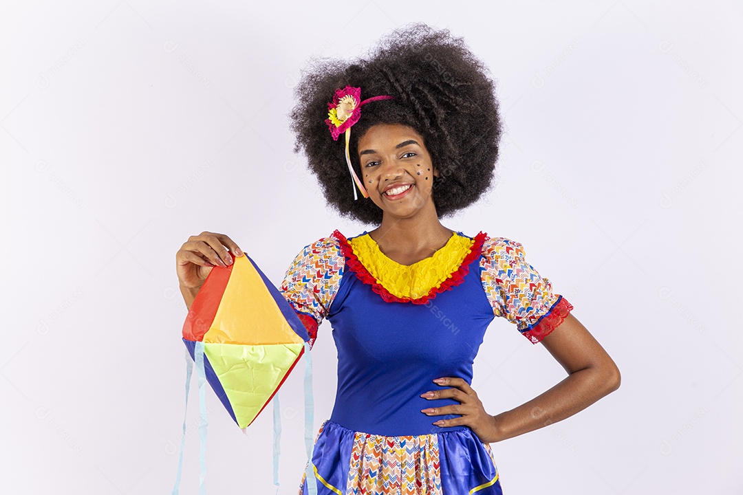 Linda mulher negra com vestido de festa junina