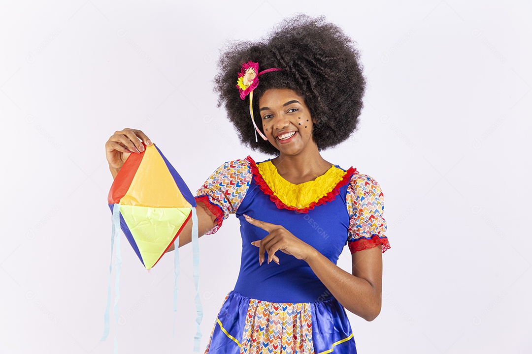 Linda mulher negra com vestido de festa junina
