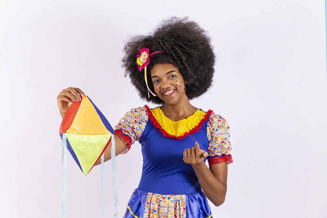 Linda mulher negra com vestido de festa junina