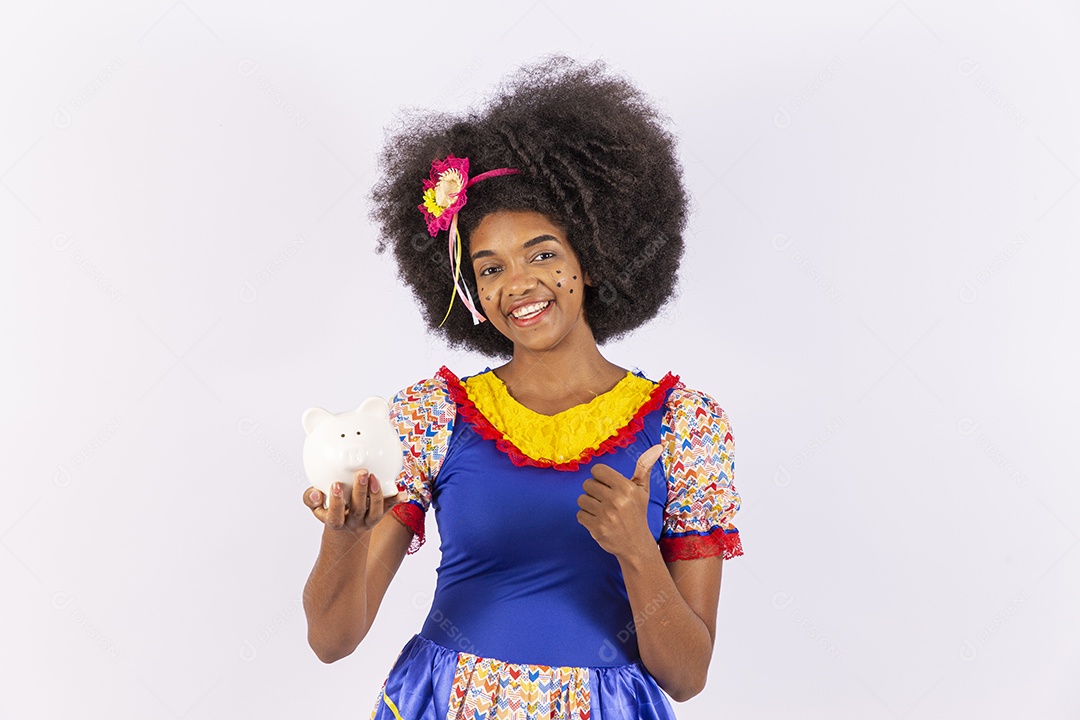 Linda mulher negra com vestido de festa junina