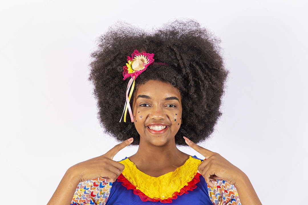 Linda mulher negra sorridente com trajes de festa junina