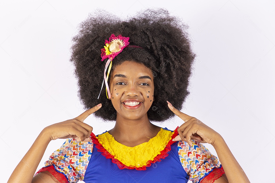 Linda mulher negra sorridente com trajes de festa junina