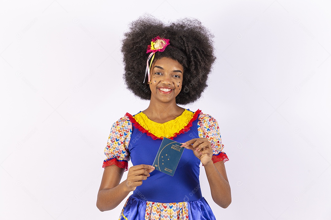 Linda mulher negra sorridente com trajes de festa junina