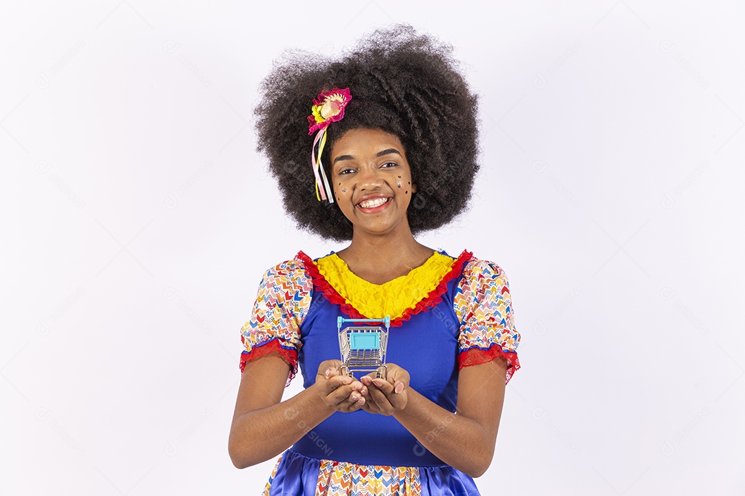 Linda mulher negra sorridente com trajes de festa junina