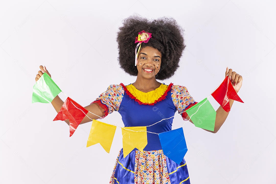 Linda mulher negra sorridente com trajes de festa junina