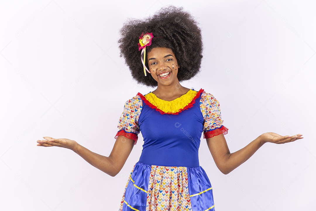 Linda mulher negra sorridente com trajes de festa junina