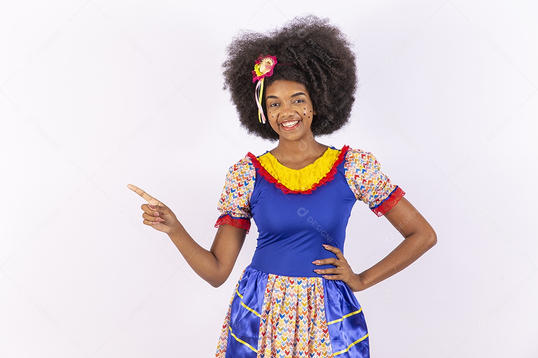 Linda mulher negra sorridente com trajes de festa junina