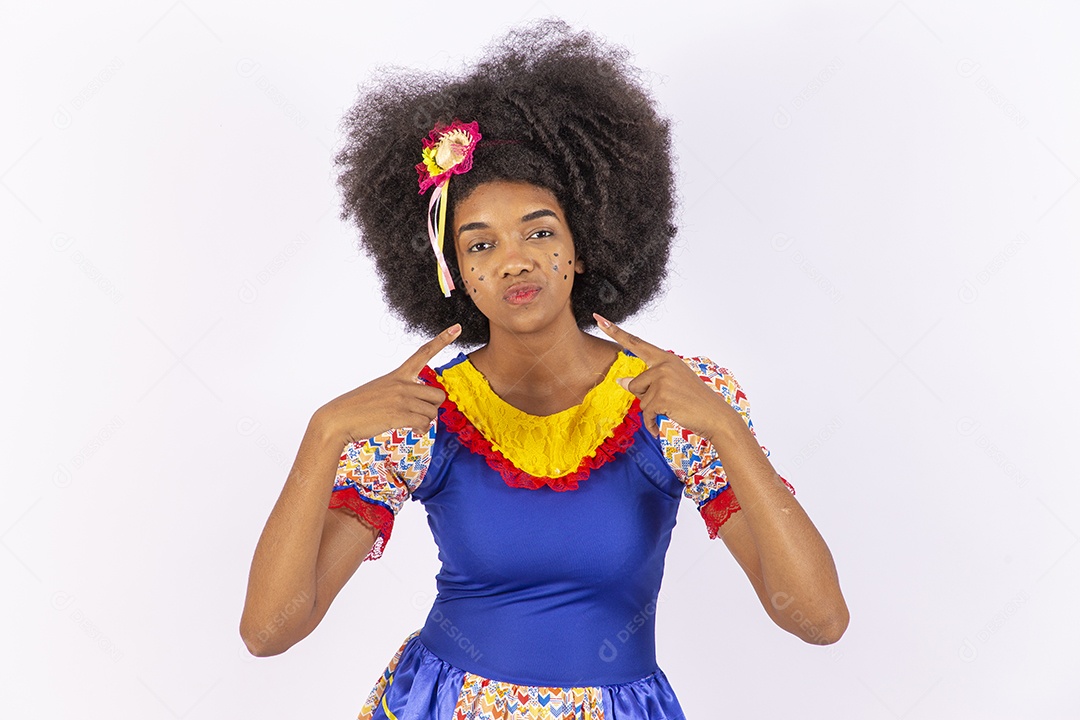 Linda mulher negra sorridente com trajes de festa junina