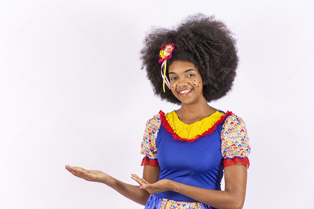 Linda mulher negra sorridente com trajes de festa junina