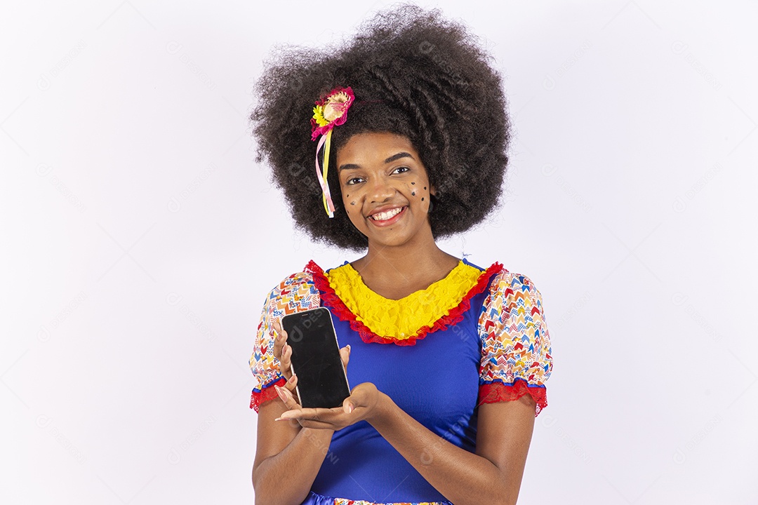 Linda mulher negra sorridente com trajes de festa junina