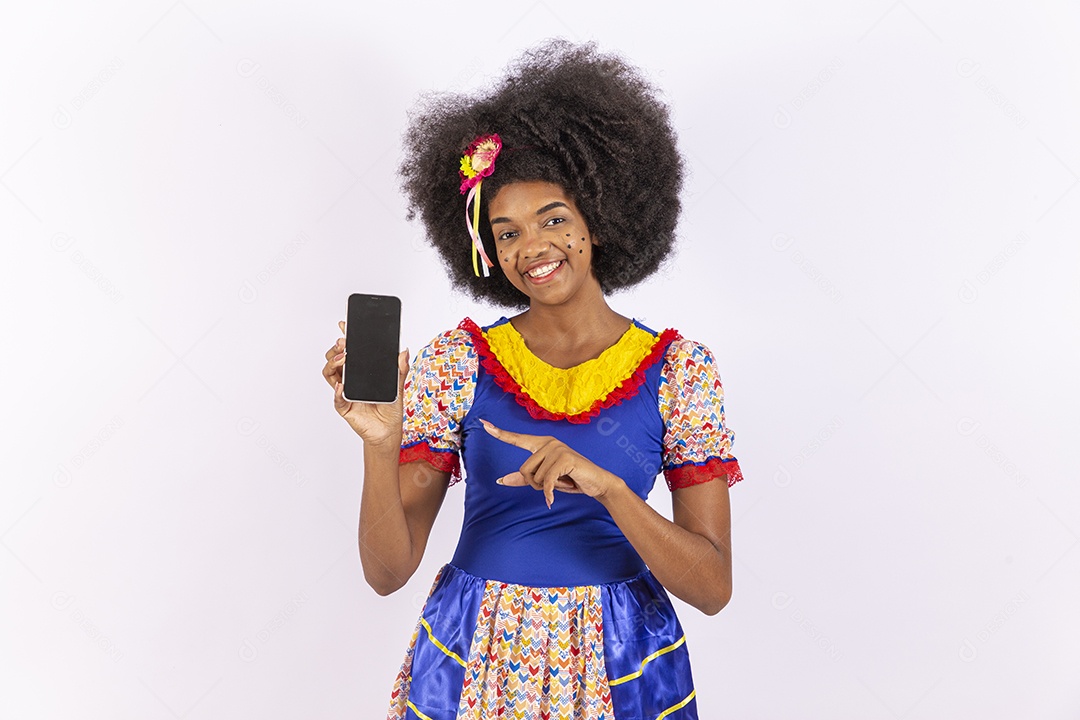 Linda mulher negra sorridente com trajes de festa junina