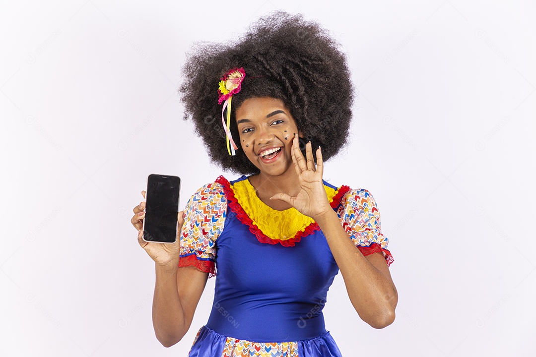 Linda mulher negra sorridente com trajes de festa junina