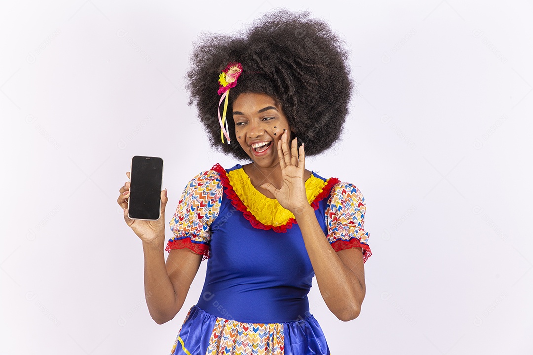 Linda mulher negra sorridente com trajes de festa junina