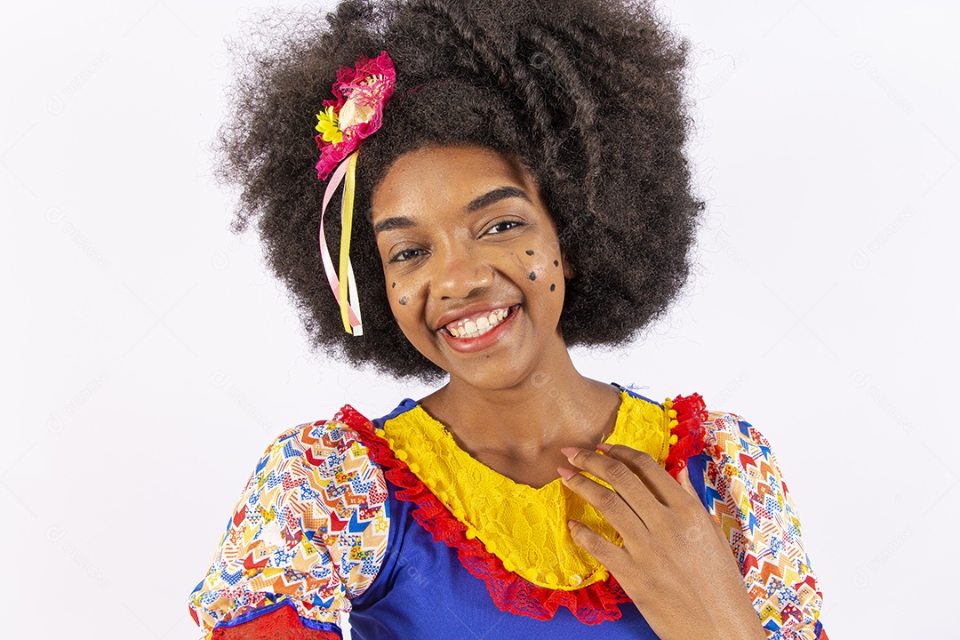 Linda mulher negra sorridente com trajes de festa junina