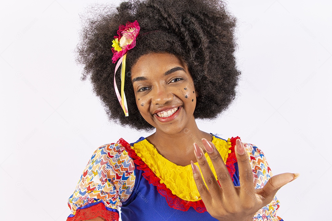 Linda mulher negra sorridente com trajes de festa junina