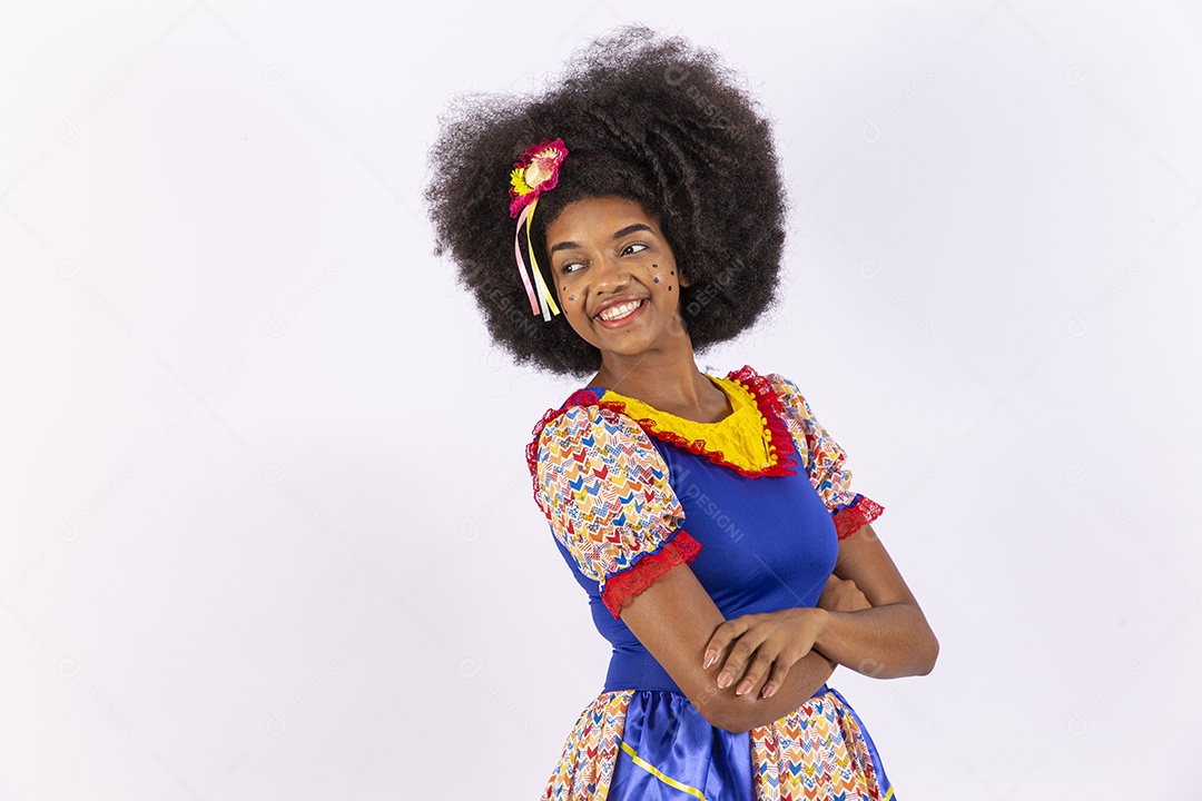 Linda mulher negra sorridente com trajes de festa junina