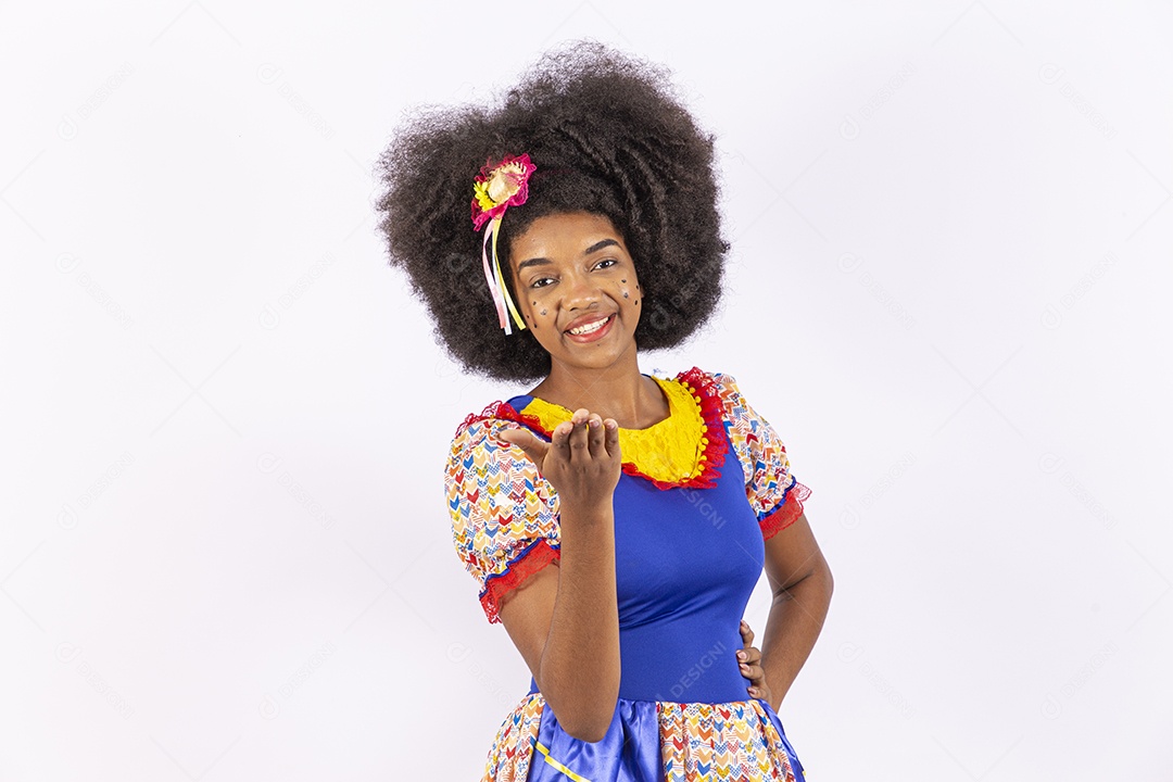 Linda mulher negra sorridente com trajes de festa junina