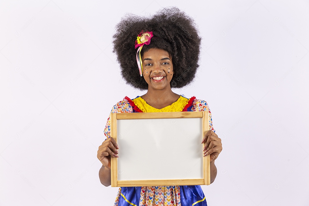 Linda mulher negra sorridente com trajes de festa junina