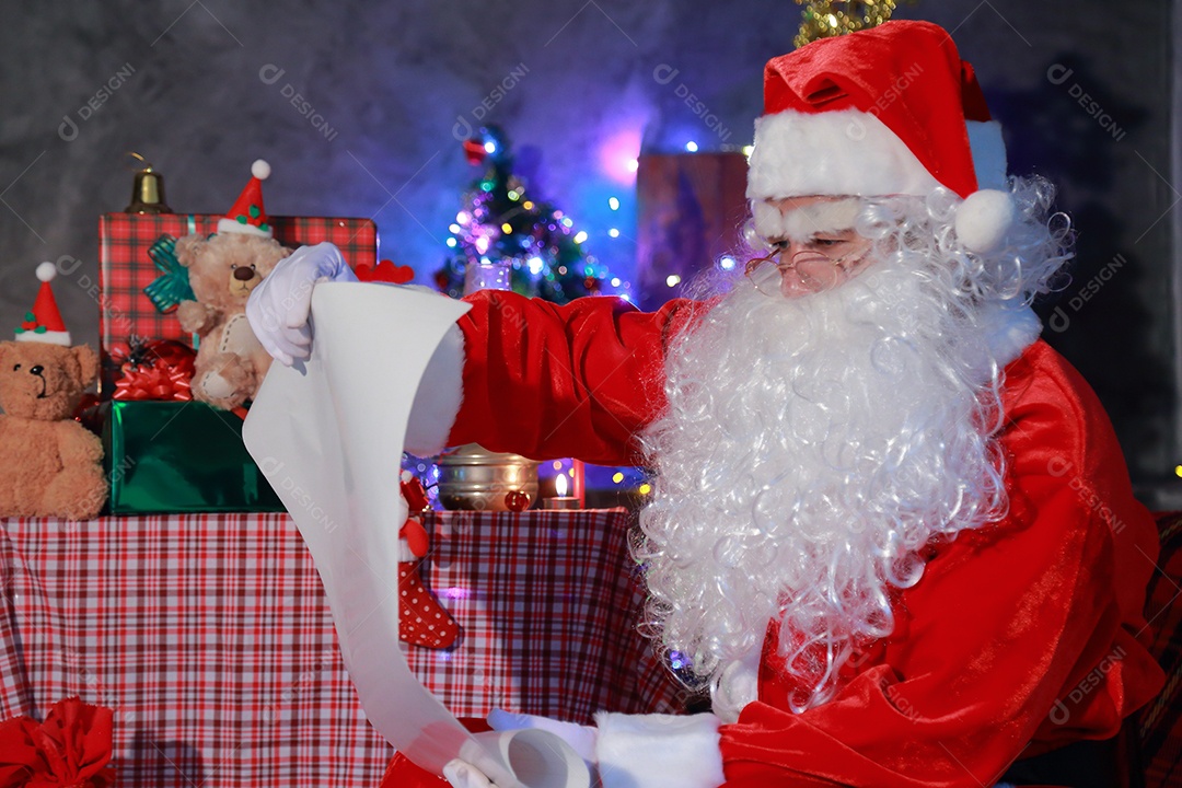 Conceito de Natal. Retrato de um Papai Noel de conto de fadas.