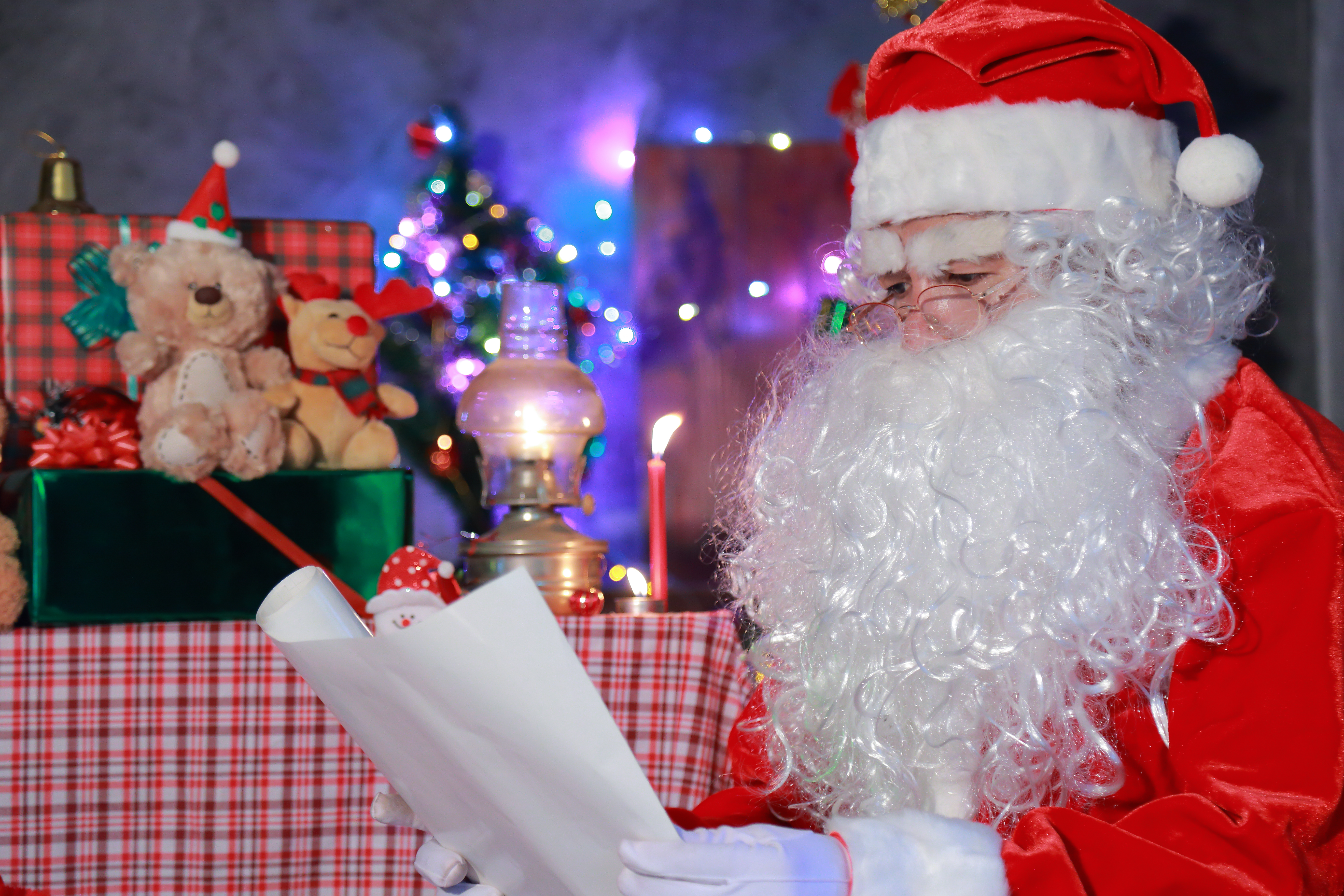 Conceito de Natal. Retrato de um Papai Noel de conto de fadas.