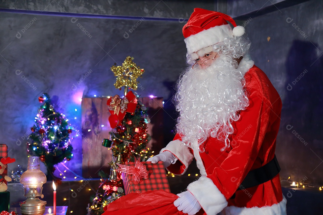 Conceito de Natal. Retrato de um Papai Noel de conto de fadas.