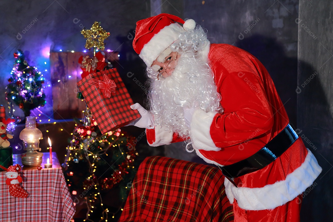 Conceito de Natal. Retrato de um Papai Noel de conto de fadas.