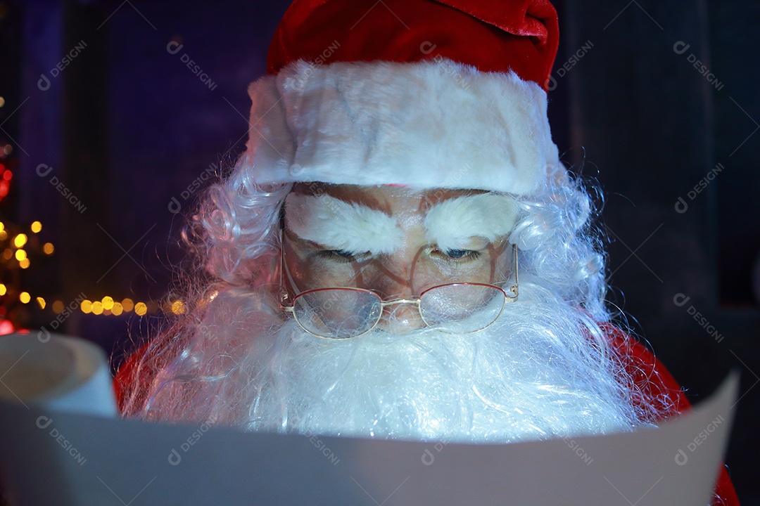 Conceito de Natal. Retrato de um Papai Noel de conto de fadas.