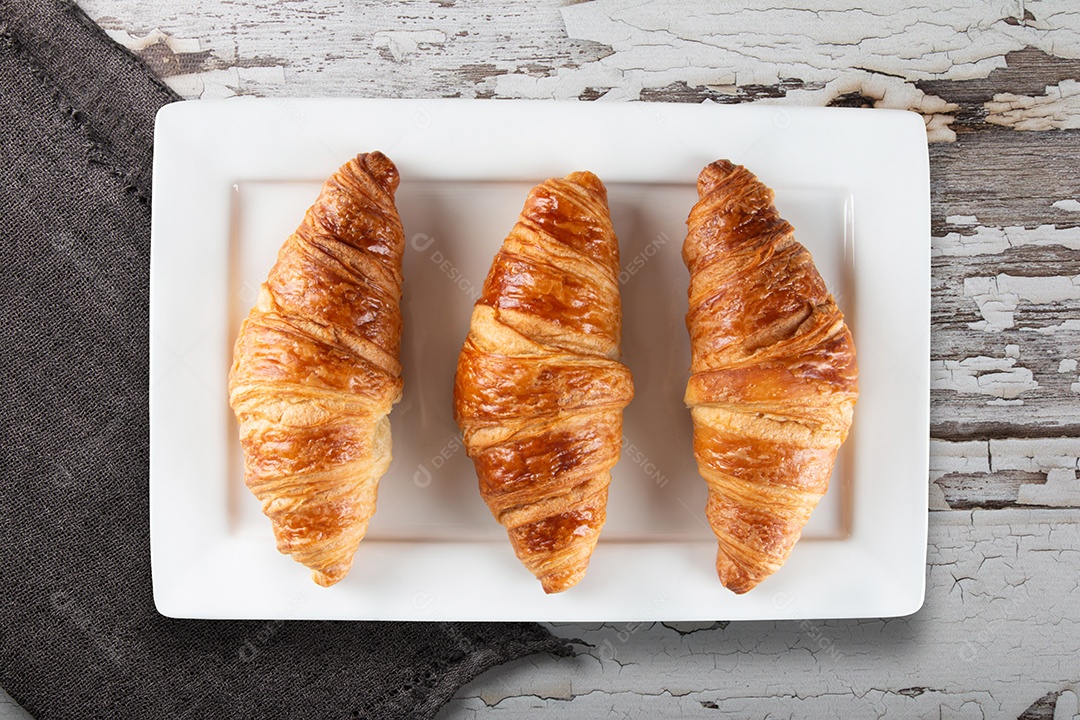 croissants saborosos recém-assados. Vista do topo. pastelaria francesa.