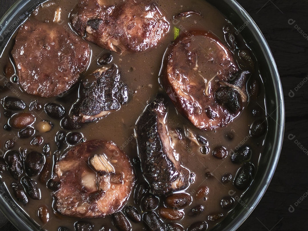 Feijoada comida típica brasileira. Comida tradicional brasileira feita com feijão preto.