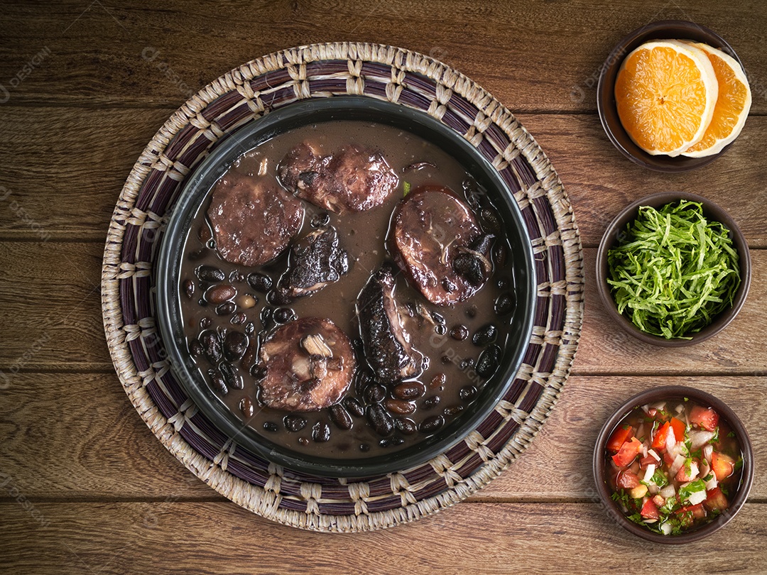 Feijoada comida típica brasileira. Comida tradicional brasileira feita com feijão preto.