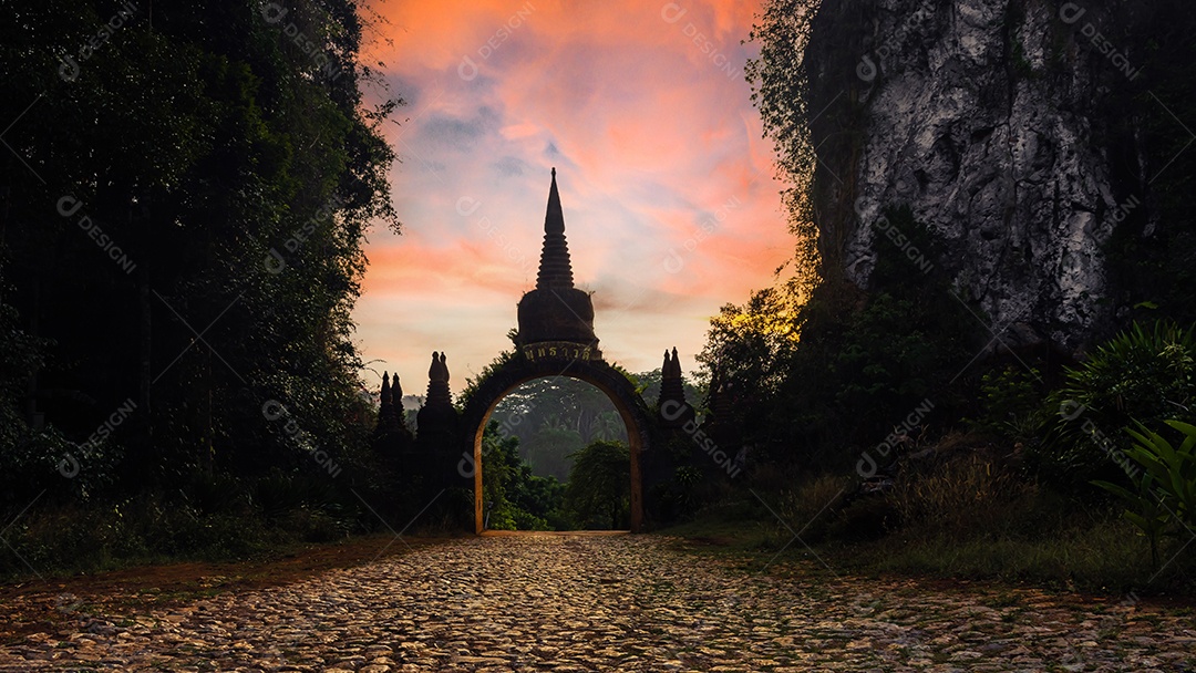 Paisagem do belo nascer do sol no Parque Khao Na Nai Luang Dharma em Surat Thani Tailândia