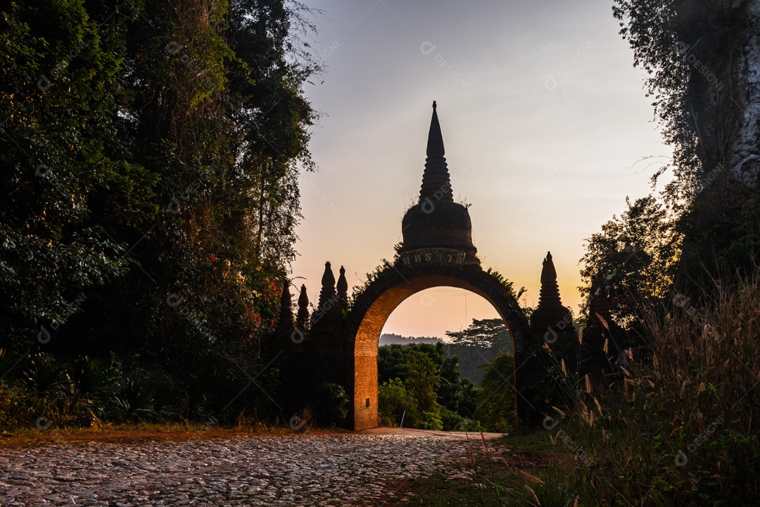 Paisagem do belo nascer do sol no Parque Khao Na Nai Luang Dharma em Surat Thani Tailândia
