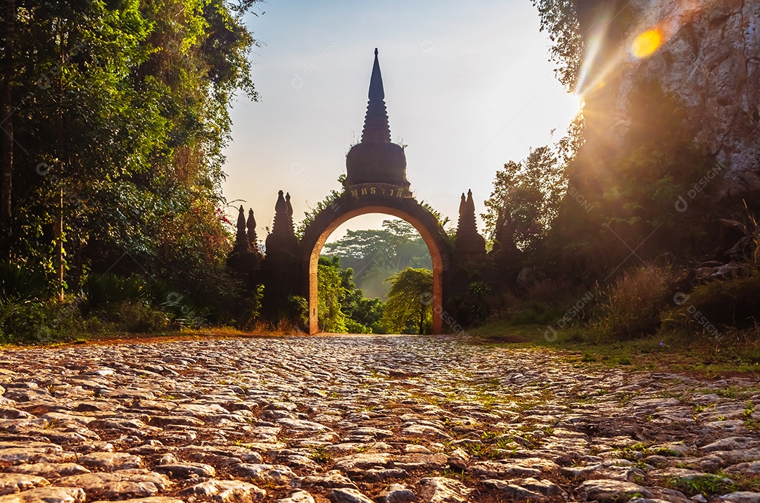 Paisagem do belo nascer do sol no Parque Khao Na Nai Luang Dharma em Surat Thani Tailândia