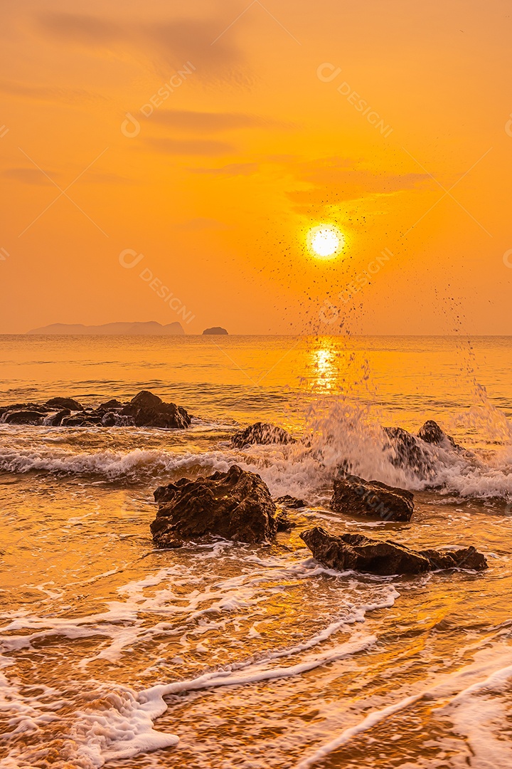 Paisagem do mar e ondas do mar pela manhã