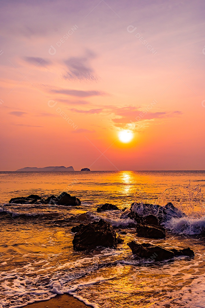 Paisagem do mar e ondas do mar pela manhã