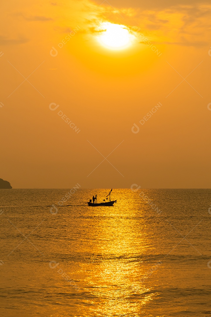 Paisagem do mar e ondas do mar pela manhã