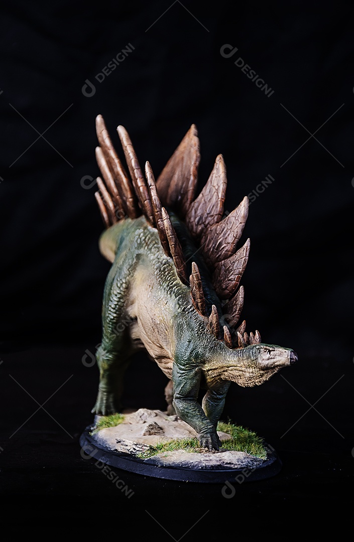 Belo dinossauro sobre fundo isolado