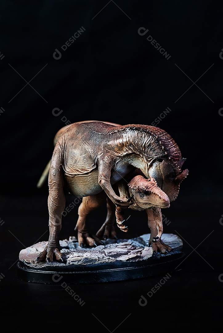 Belo dinossauro sobre fundo isolado