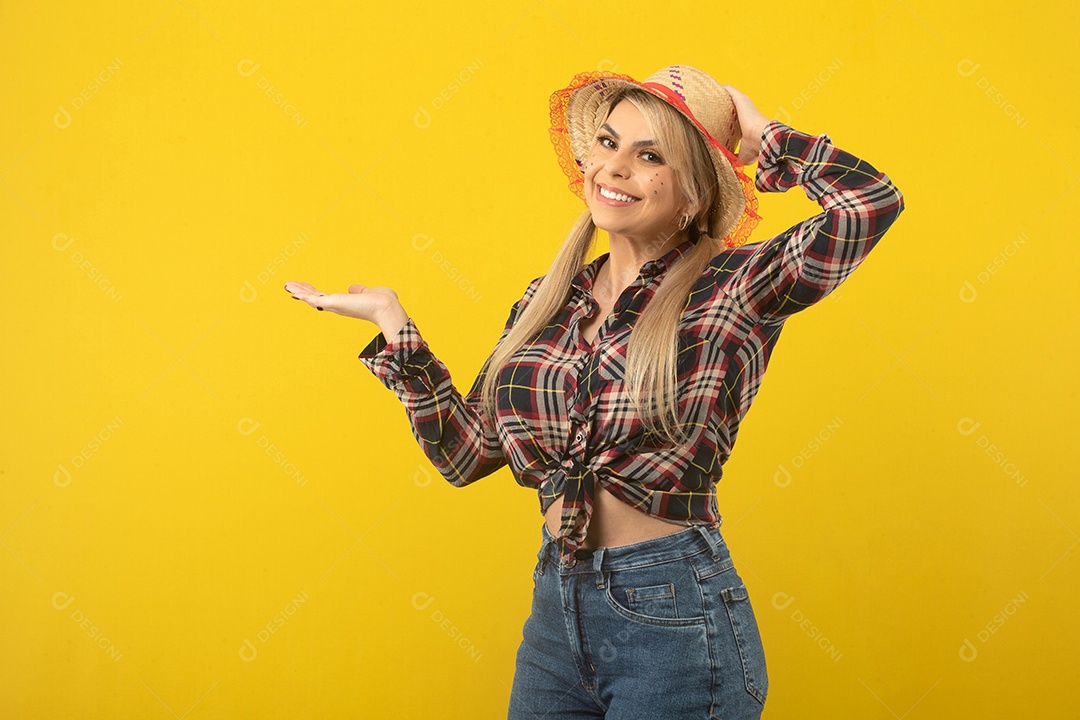 Linda mulher brasileira, com roupas de festa junina, em fundo amarelo.