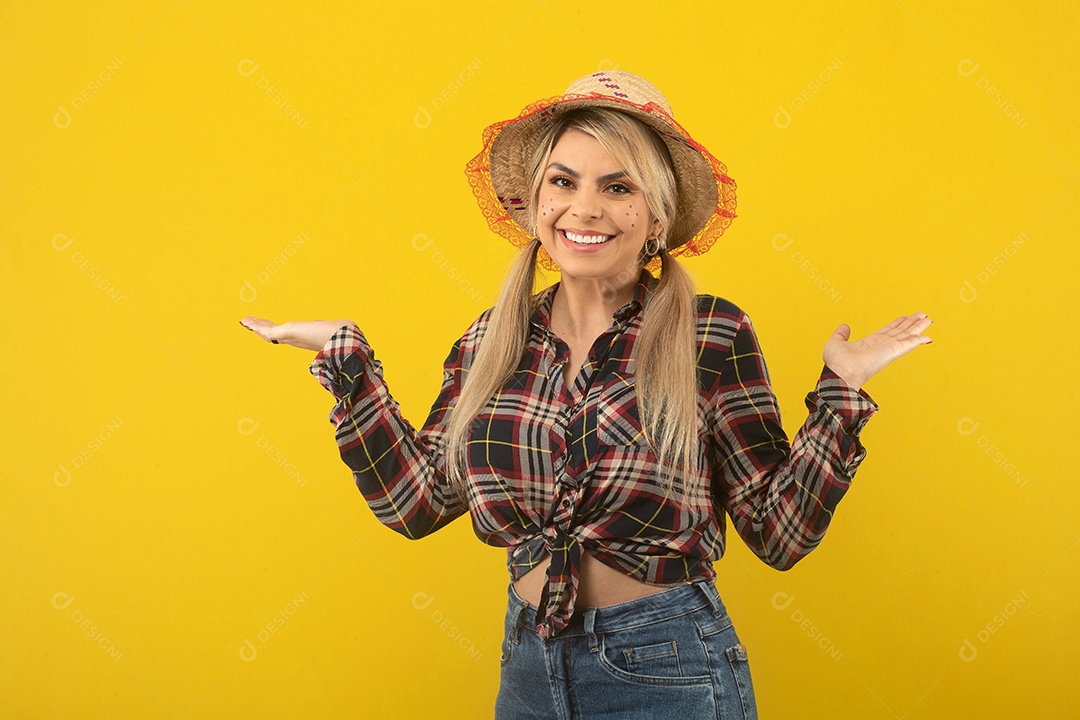 Linda mulher brasileira, com roupas de festa junina, em fundo amarelo.