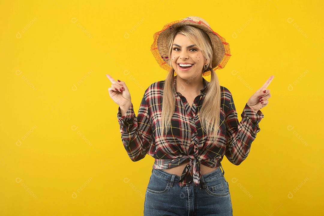 Linda mulher brasileira, com roupas de festa junina, em fundo amarelo.