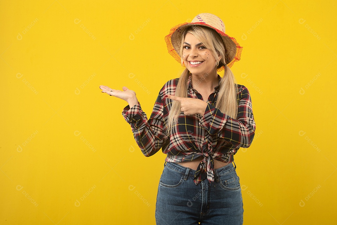 Linda mulher brasileira, com roupas de festa junina, em fundo amarelo.