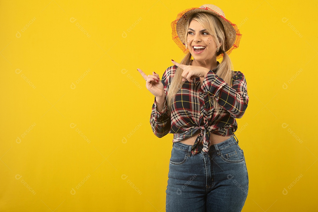 Linda mulher brasileira, com roupas de festa junina, em fundo amarelo.