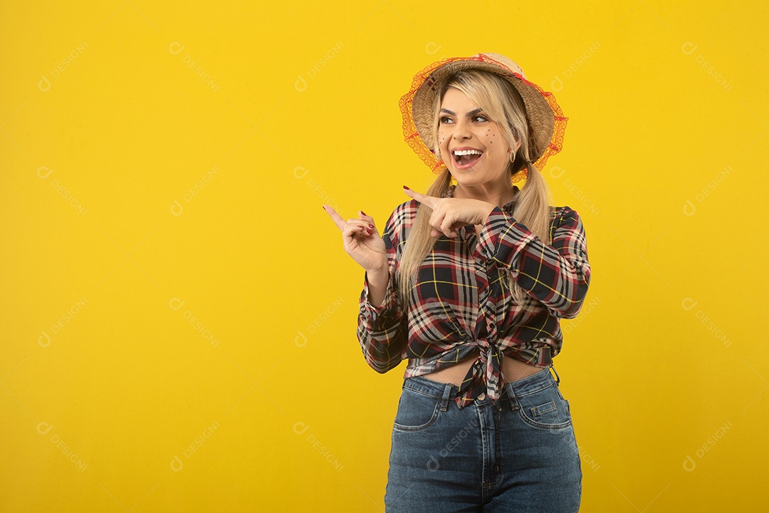 Linda mulher brasileira, com roupas de festa junina, em fundo amarelo.