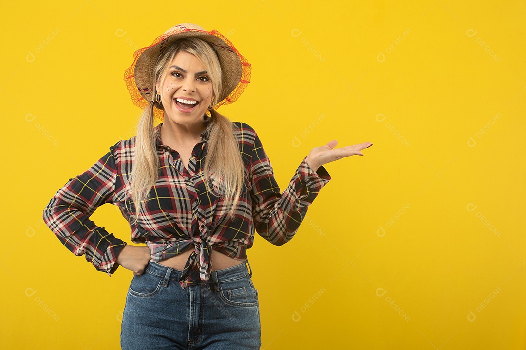 Linda mulher brasileira, com roupas de festa junina, em fundo amarelo.