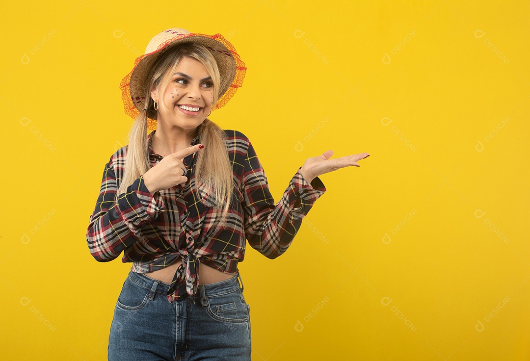 Linda mulher brasileira, com roupas de festa junina, em fundo amarelo.